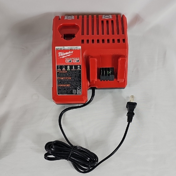 Milwaukee M12 Compact Inflator with Battery and Charger - Picture 8 of 11